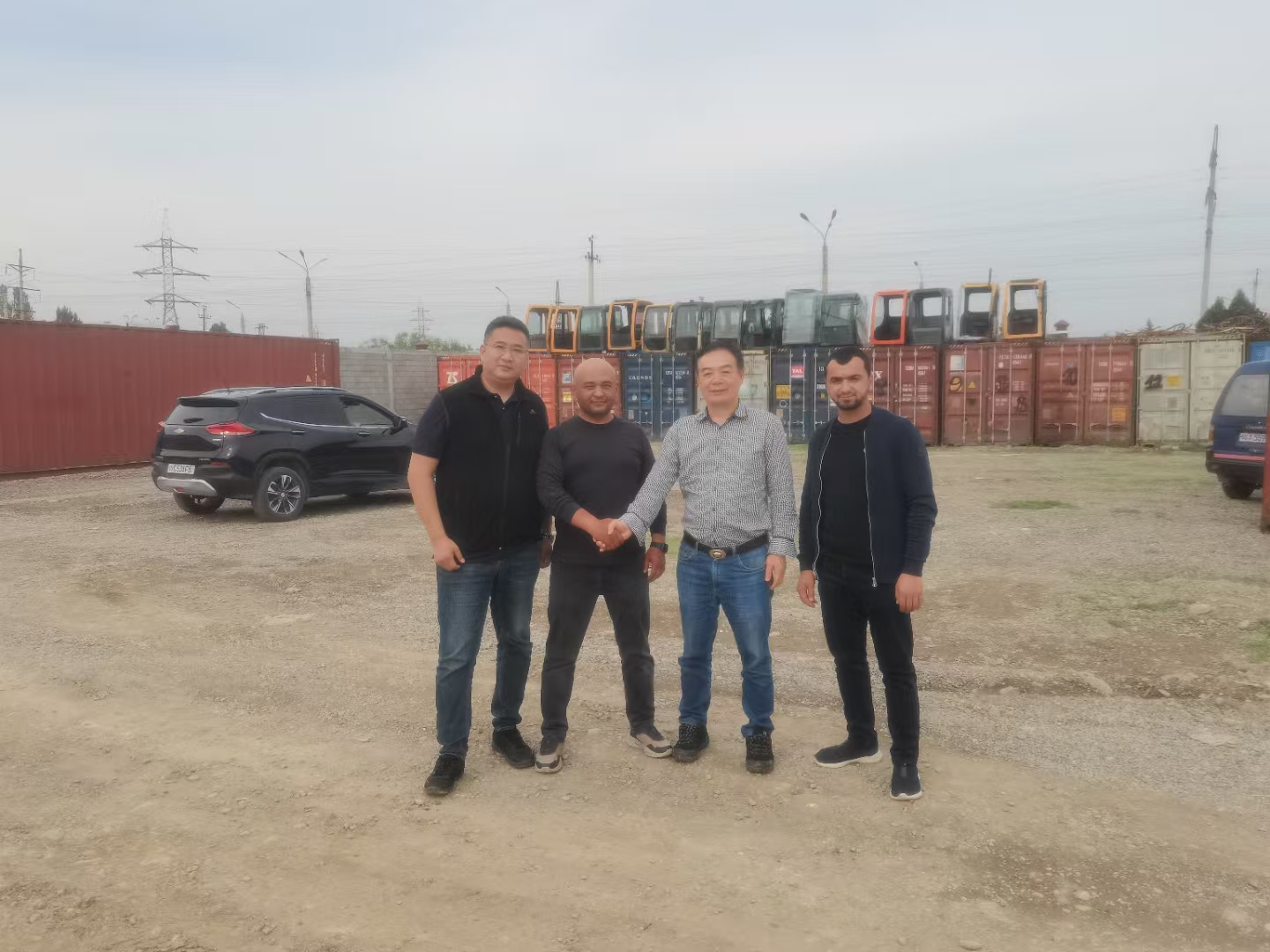 吉尔吉斯斯坦拿50亩地建欧陆娱乐的专卖店和配件仓 在建的现场施工地.jpg